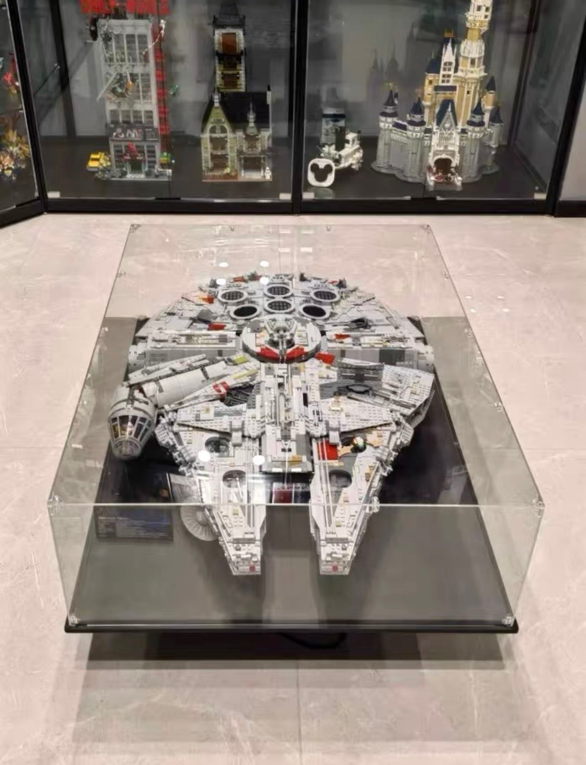 Classic Series | Display Case for LEGO® Star Wars™ 75192 UCS Millennium Falcon - 85x65x25cm (33.5" x 25.6" x 9.8")