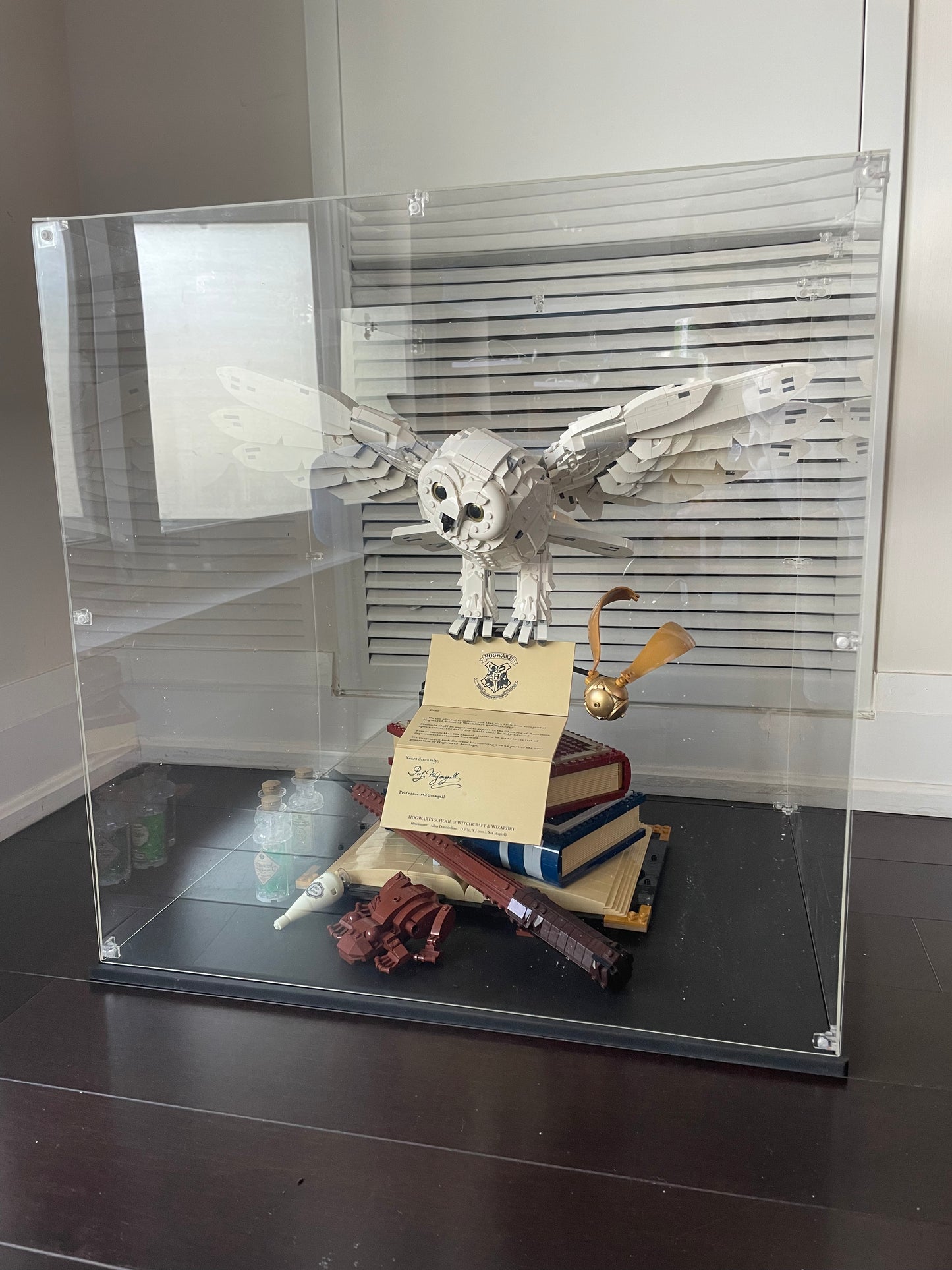 Classic Series | Display Case for LEGO® 76391 Hogwarts™ Icons - 50x40x50cm (19.7" x 15.7" x 19.7")